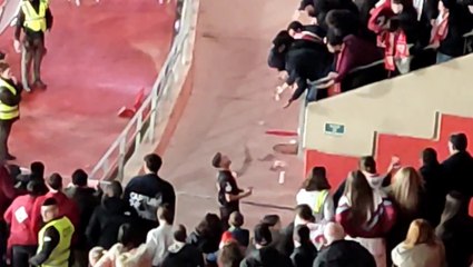 Saúl y Montiel acuden al enfado de los aficionados sevillistas