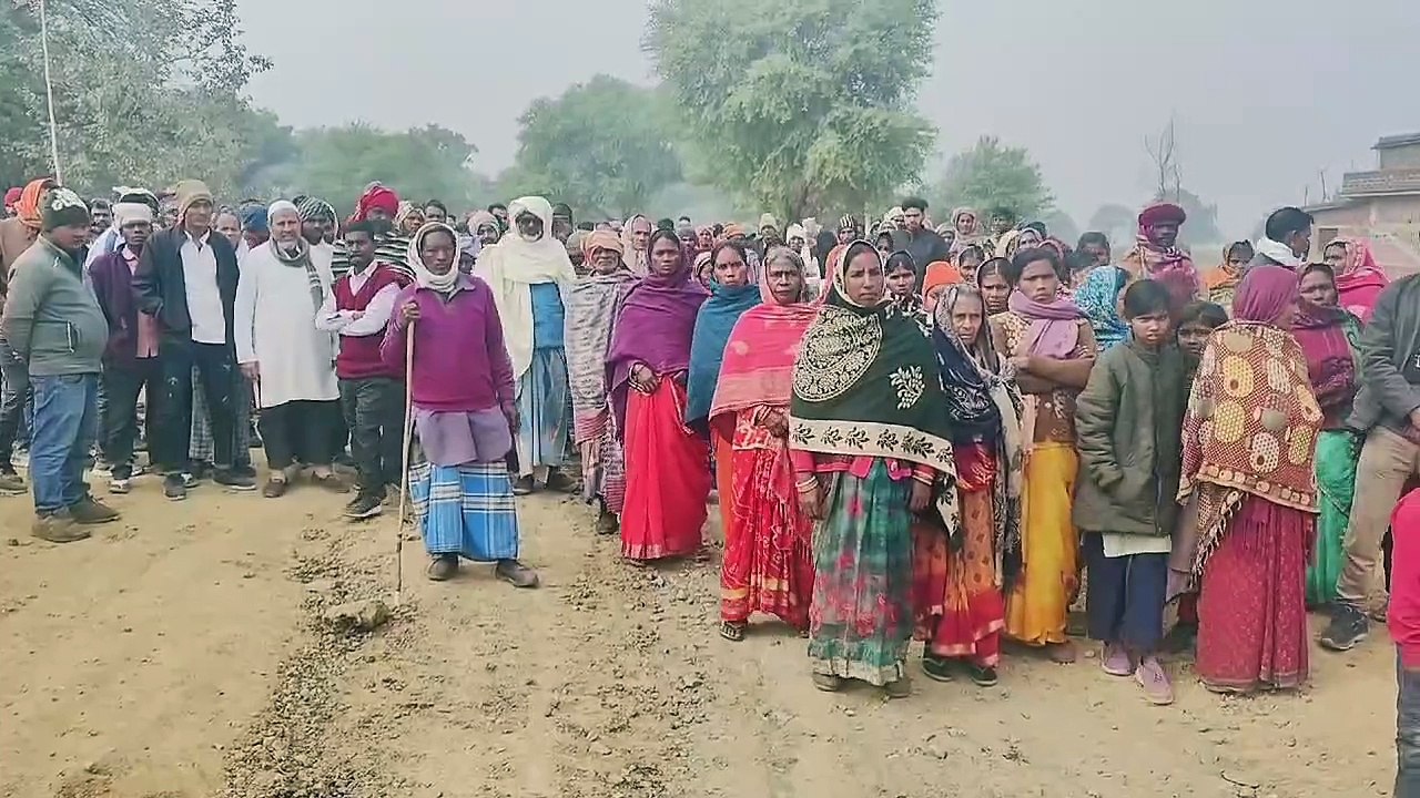 पहले मुआवजा फिर काम, करोड़ों की लागत से बन रही सड़क निर्माण कार्य पर ग्रामीणों ने लगाई रोक