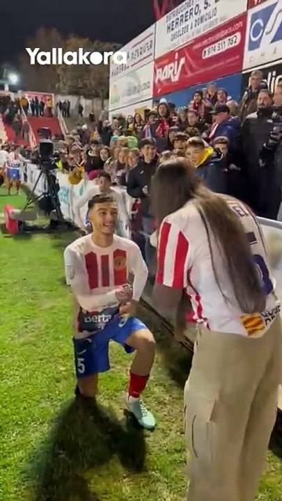 لاعب بارباسترو يفاجئ صديقته بطلب الزواج بعد الخسارة 0-4 أمام برشلونة 💍