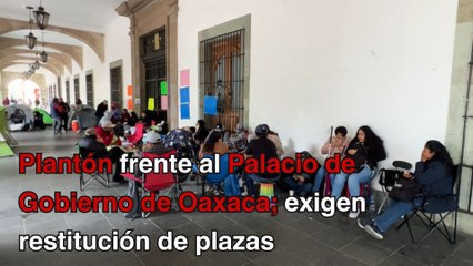Plantón frente al Palacio de Gobierno de Oaxaca; exigen restitución de plazas
