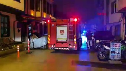 Bursa'da metruk bina yıkıldı; park halindeki otomobil zarar gördü