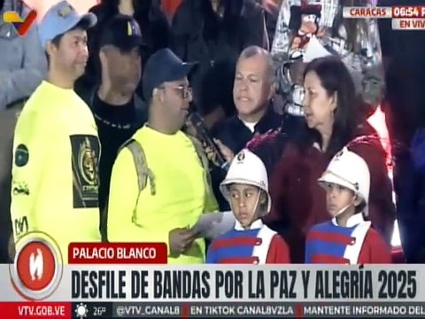 Autoridades de Caracas entregan reconocimientos a bandas por el desfile por la paz y alegría 2025