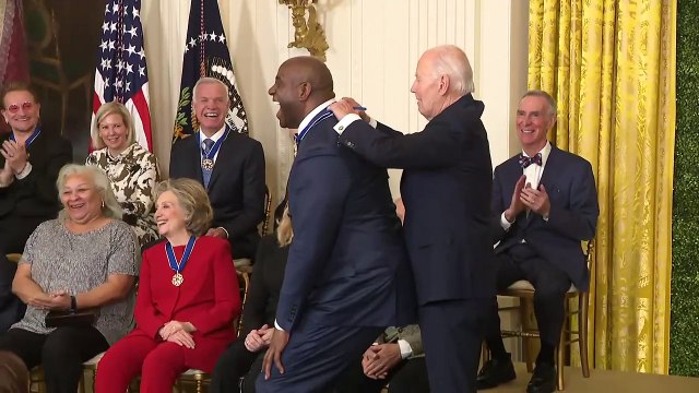 Biden entrega mayor condecoración civil a Bono, Messi, Magic Johnson y Soros