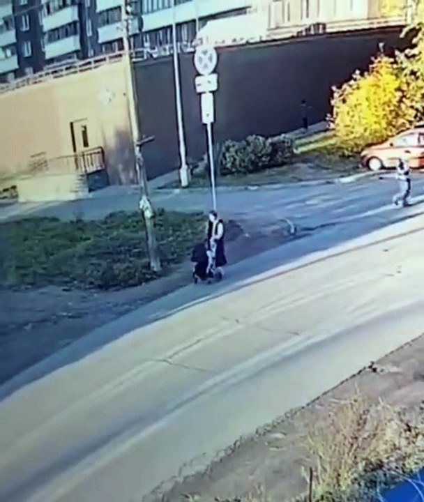A gray Kia hit a stroller with a nine-month-old baby on Zavodskaya Street in St. Petersburg — at that moment, a woman was pushing it along the side of the road. After the collision, the driver disappeared into the sunset, and the child was hospitalized.