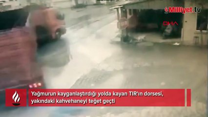 Kayan TIR, kahvehaneyi teğet geçti