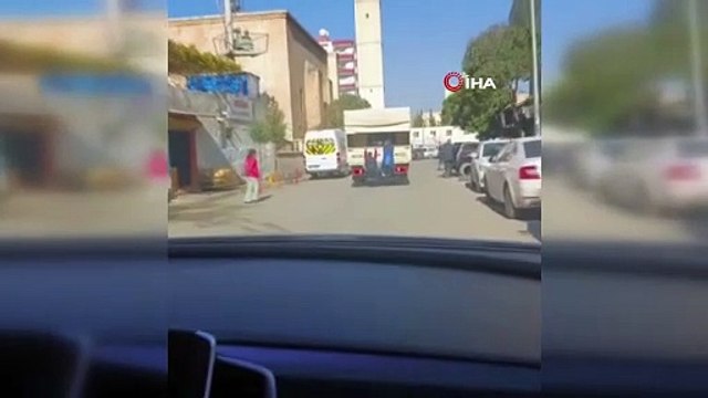 🔴Mardin’in Kızıltepe ilçesinde iki çocuk, seyir haldeki kamyonetin arkasına asılarak yürekleri ağızlara getirdi. Korku dolu anlar cep telefonu kamerası ile görüntülendi.