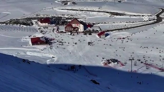 🔵Kar kalınlığının yeterli seviyeye ulaşmasıyla sezonun açıldığı Bingöl'deki Hesarek Kayak Merkezi, ilk gününde yaklaşık 2 bin 500 kişiye ev sahipliği yaptı.