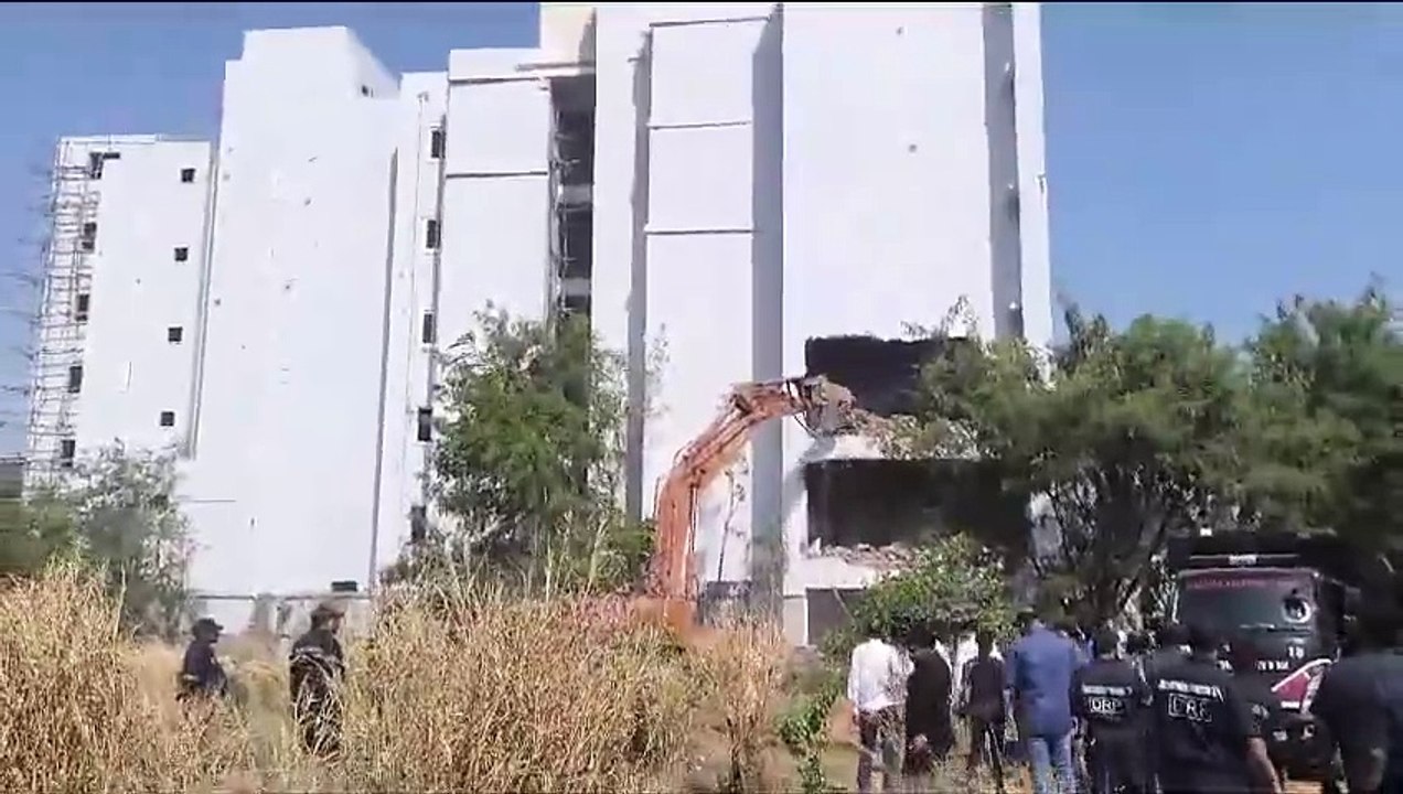 #Hyderabad---  Amid tight #police security, #HYDRAA began razing down an illegally constructed building of 684 yards at #Ayyappa Society in #Khanamet in #Serilingampally on Sunday.  @Comm_HYDRAA