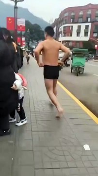 Heros du jour, il plonge pour sauver une personne