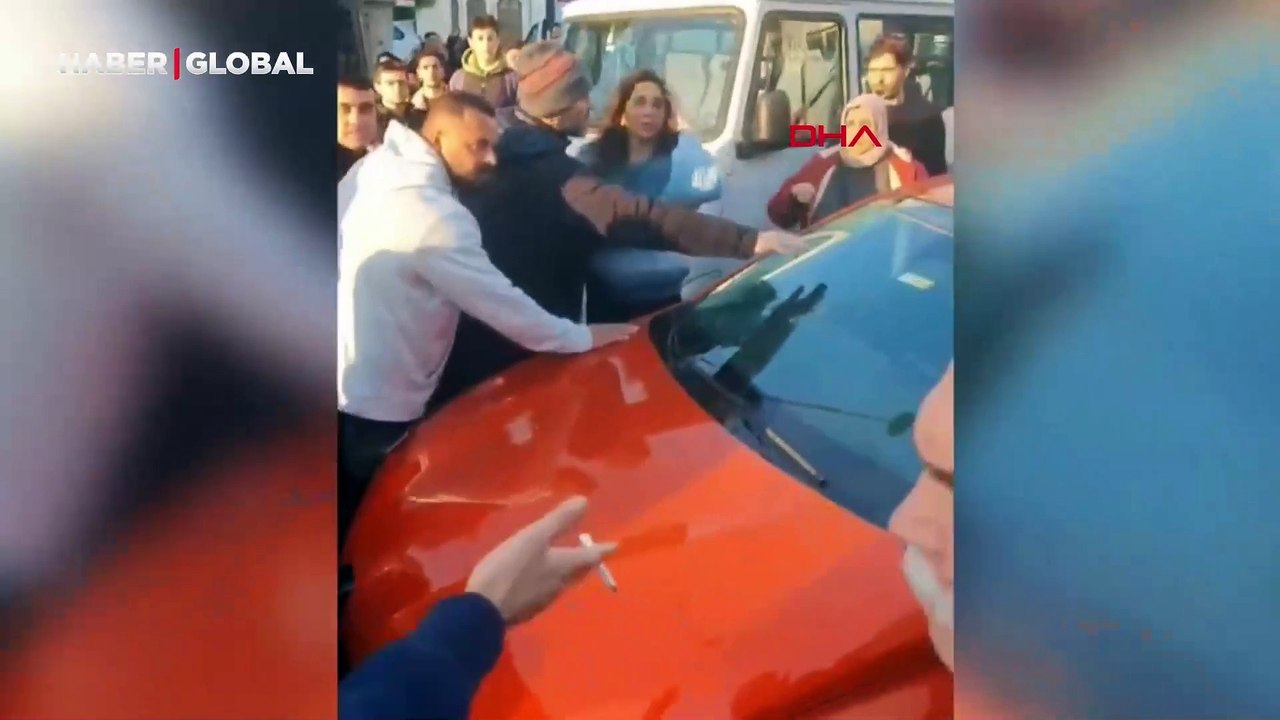 Saç saça baş başa park yeri kavgası: Turist kadını darp ettiler