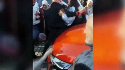 Saç saça baş başa park yeri kavgası! Turist kadın darbedildi