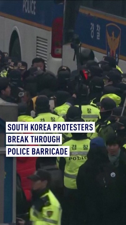 Anti-yoon Protestors Break Barrier To Take Over Road In Seoul - Video 