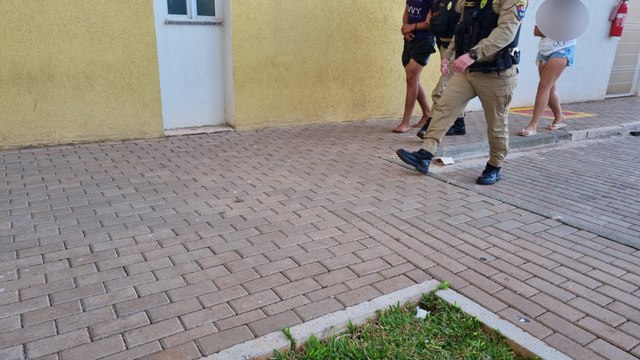 Em ataque de fúria, homem é detido após tentar de agredir a irmã e destruir móveis