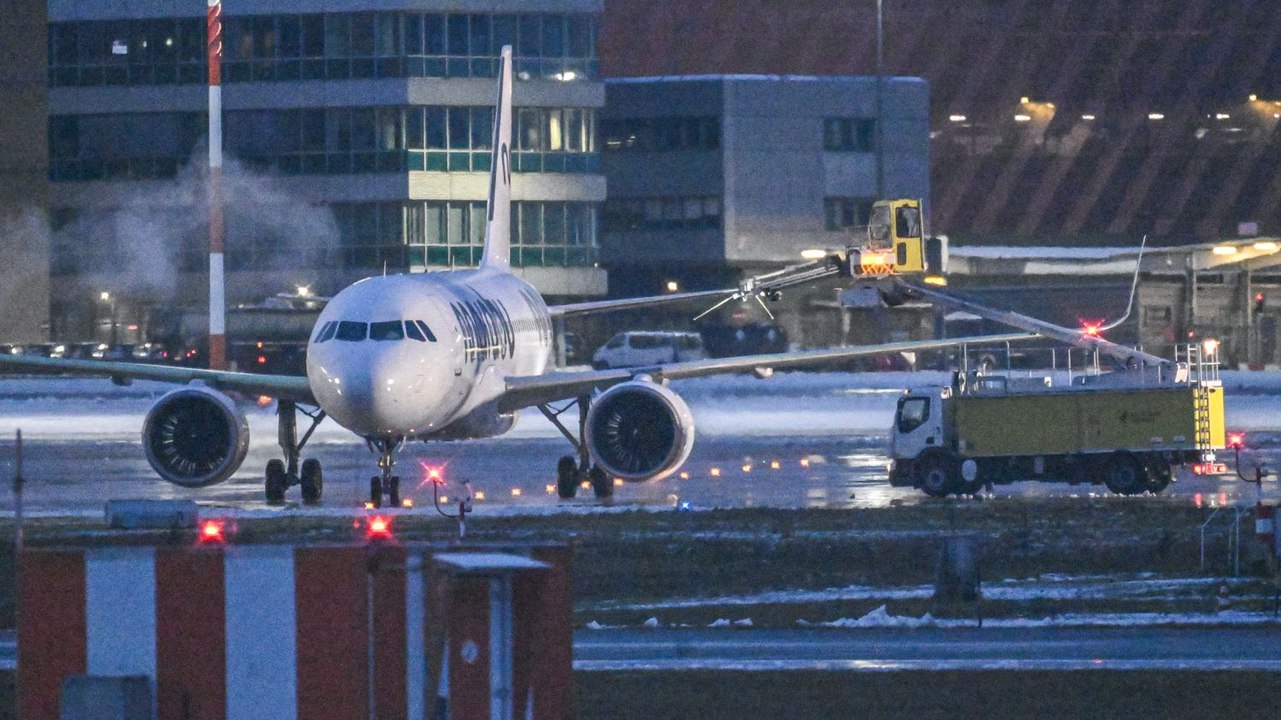 Des chutes de neige importantes perturbent le trafic aérien en Allemagne et en Angleterre