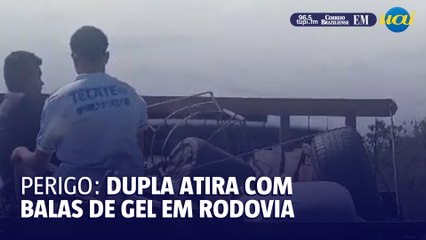 Homens atiram com arma de gel em estrada