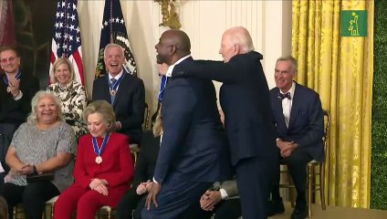 Biden entrega mayor condecoración civil a Bono, Messi, "Magic" Johnson y Soros
