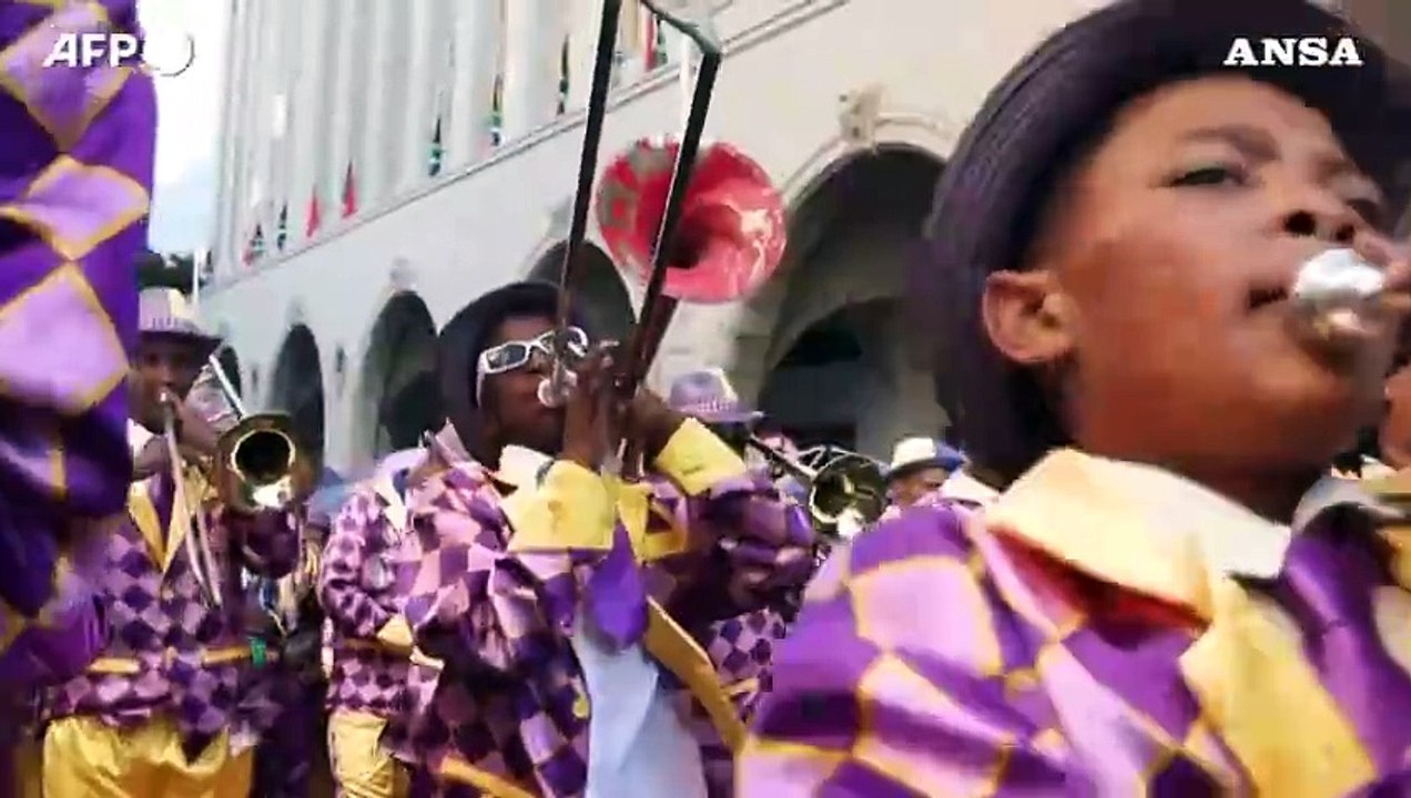 Sudafrica, musica e colori a Citta' del Capo per il carnevale dei menestrelli