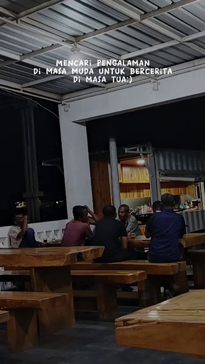 orang tua minum kopi