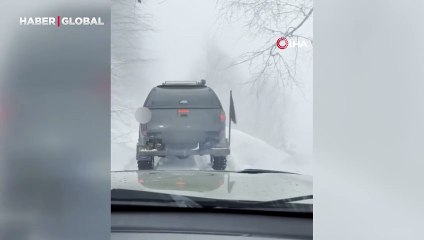 Off-Road yarışına giden aracın bayrak hassasiyeti