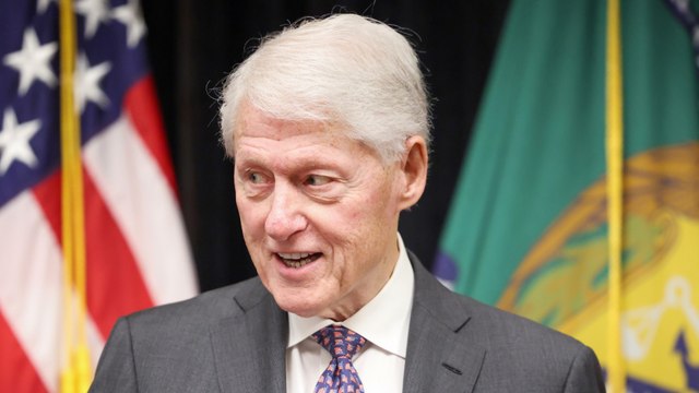 GALA VIDEO - Bill Clinton : après une inquiétante hospitalisation, cette apparition qui fait plaisir à voir
