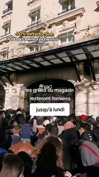 Une foule sur les Champs-Élysées