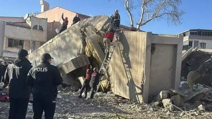 Uşak’ta bir bina yıkım sırasında iş makinesinin üzerine çöktü