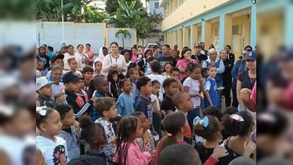 Rogelio Cruz y empresarios dominicanos en NY entregan juguetes