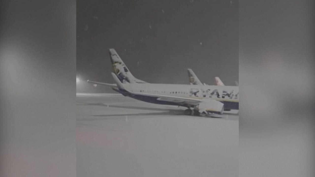 Fortes chutes de neige au Royaume-Uni : des aéroports bloqués, plusieurs vols annulés