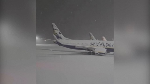Fortes chutes de neige au Royaume-Uni : des aéroports bloqués, plusieurs vols annulés