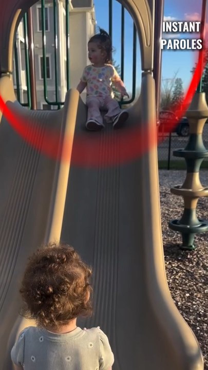 Cette grande sœur aide sa petite soeur à descendre du toboggan