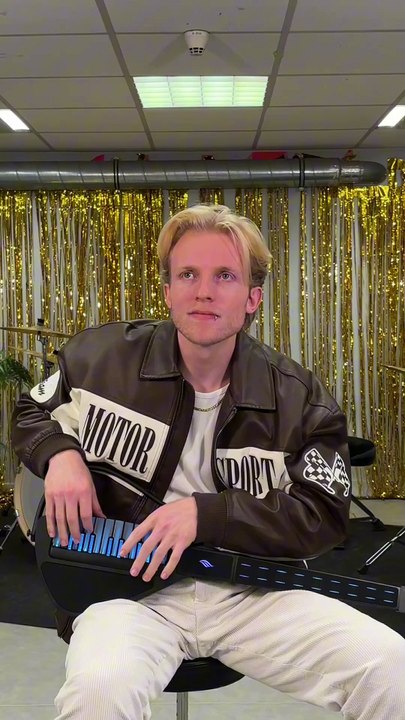 DEVINE QUI JOUE LA GUITARE ROBOT 🤖🤔