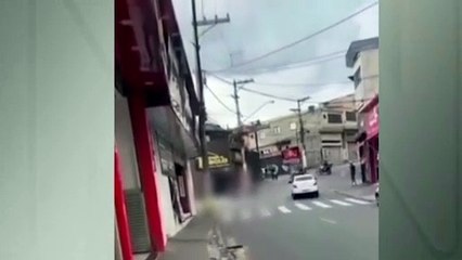 Homem é atropelado e arrastado no asfalto por PMs após perseguição em SP