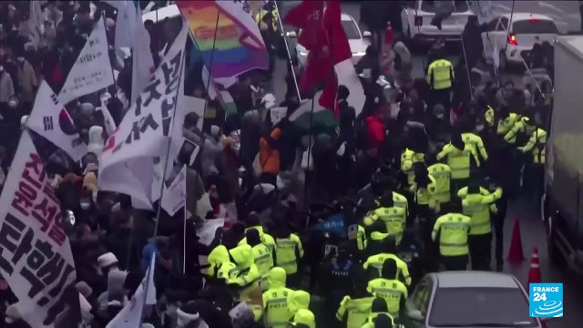 Miles de surcoreanos protestan a favor y en contra de Yoon Suk-yeol en temperaturas bajo cero