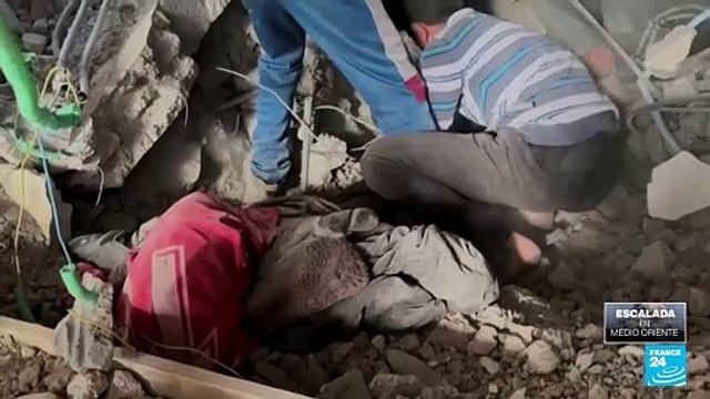 Palestinos buscan bajo los escombros a sus familiares tras ataque israelí en Ciudad de Gaza