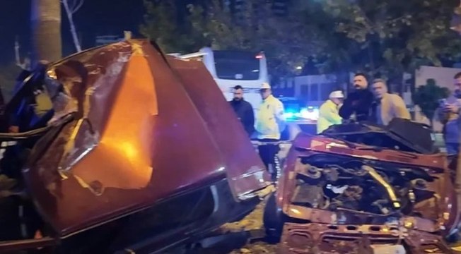 Feci kaza sonrası araç ikiye bölündü