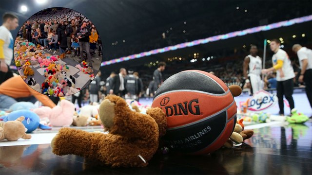 Aficionados del Partizan lanzan peluches a la duela para ser donados a niños en los hospitales