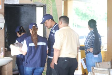 Autoridades multan a varios comercios en una playa de Veracruz