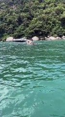 Lancha afunda com pessoas a bordo em destino turístico