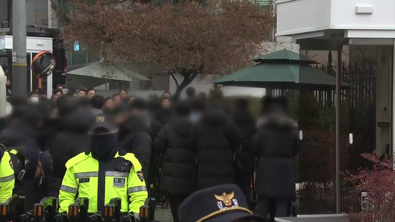 여당 의원 30여 명, 관저 앞 집회 참석..."영장 반드시 막아야" / YTN
