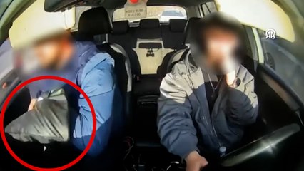 Uyuşturucu tacirleri pes dedirtti! Polise yakalanmamak için taksiden attılar