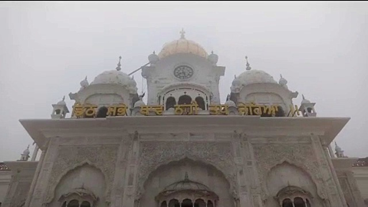 ਸ੍ਰੀ ਗੁਰੂ ਗੋਬਿੰਦ ਸਿੰਘ ਜੀ ਦੇ ਪ੍ਰਕਾਸ਼ ਪੁਰਬ ਮੌਕੇ ਸ਼ਰਧਾਲੂ ਸੱਚਖੰਡ ਸ੍ਰੀ ਹਰਿਮੰਦਰ ਸਾਹਿਬ ਨਤਮਸਤਕ ਹੋਣ ਲਈ ਪੁੱਜੇ।
