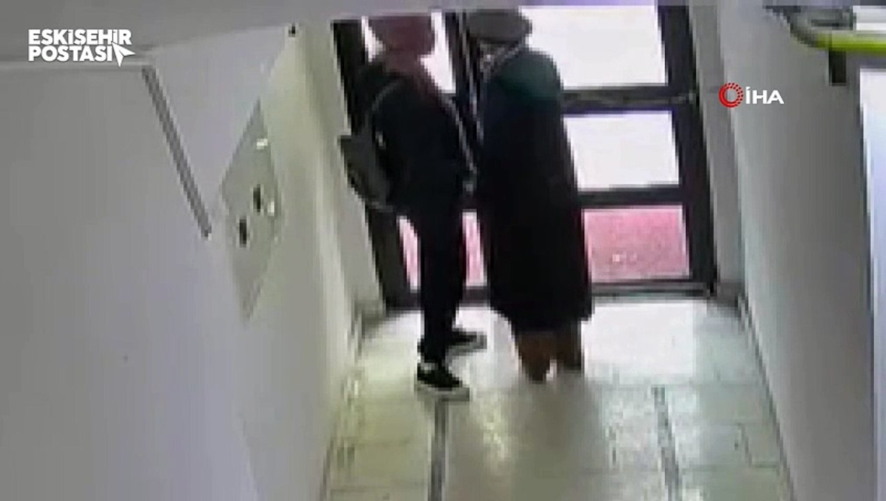 Eskişehir'de kapı kapı dolaşan kadın hırsızlar kameralara yakalandı