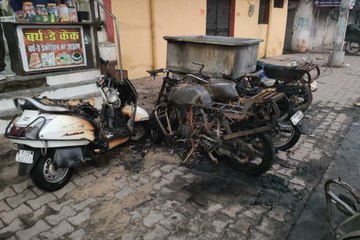 Kota: दुकानों के बाहर खड़ी 3 बाइकों को लगा दी आग, CCTV में कैद हुई घटना