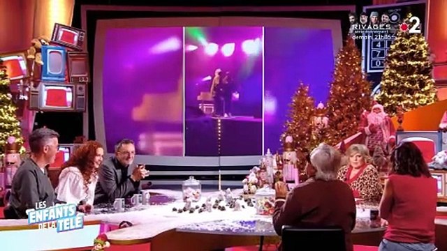 Estelle Denis n’a pas pu retenir son fou rire, sur le plateau des Enfants de la télé .