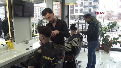 İguana ile tıraş olmak için şehrin diğer ucundan geliyorlar