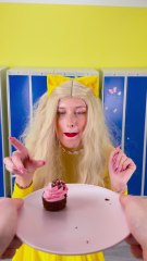 The FUNNIEST way my friends eat cupcakes 🧁😂 How about you?