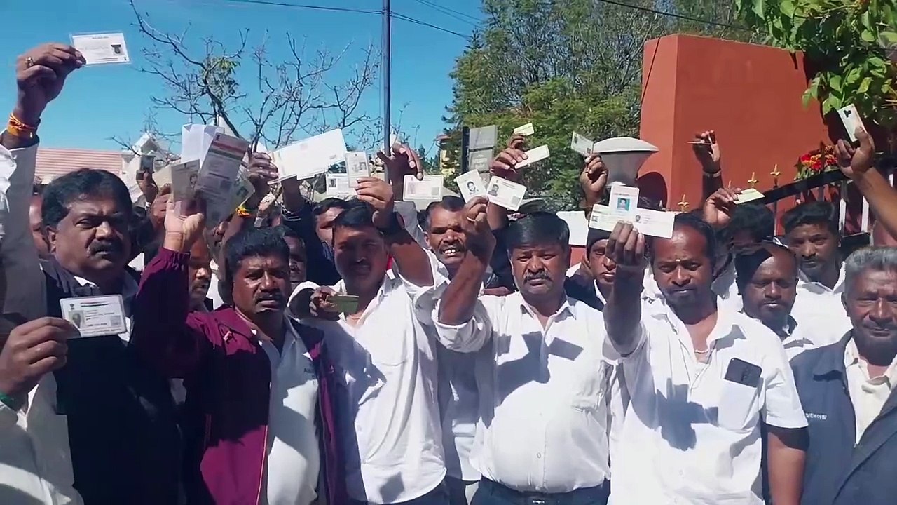 குடும்ப அட்டை ஆதார் அட்டை திரும்ப அளிக்கும் போராட்டம்