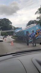 拖车冲上安全岛引发隆皇宫路大塞车 🚗