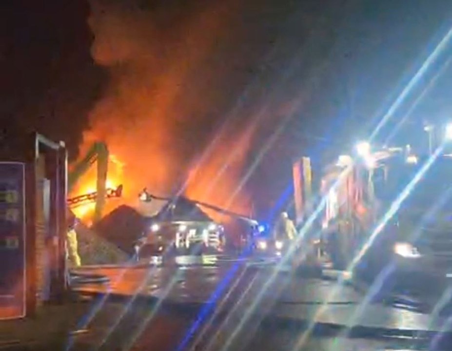 Knowsthorpe Way: Dramatic footage shows huge blaze in Leeds as fire crews remain at scene and road closed