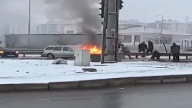 Elazığ'da seyir halindeki otomobil alev alev yandı